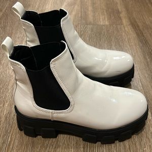 Unionbay Platformed White Black Electric Boots Women’s Size 8